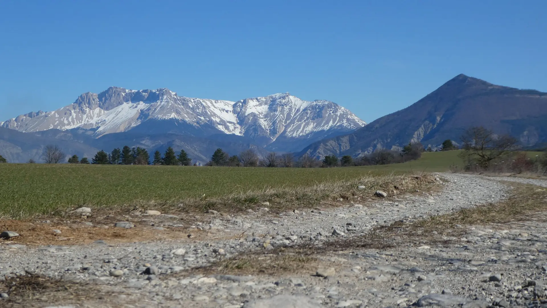 Le massif du Dévoluy au second plan