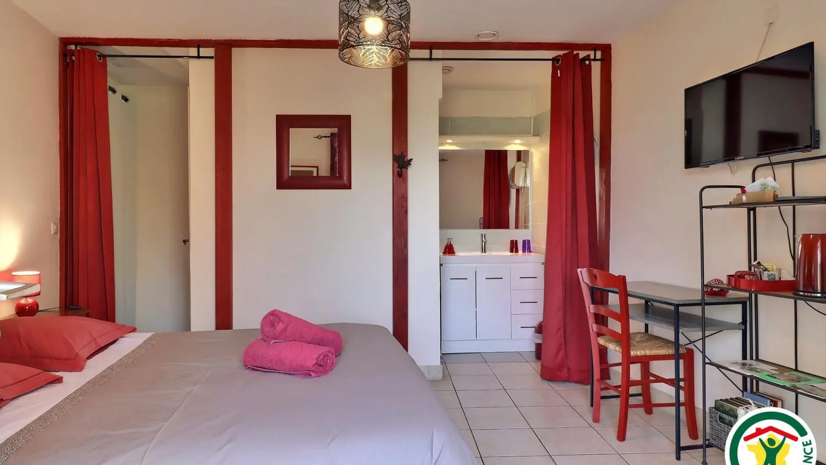 Chambre Cerise avec un lit double (1x160x200), TV. Chambre en rez-de-jardin