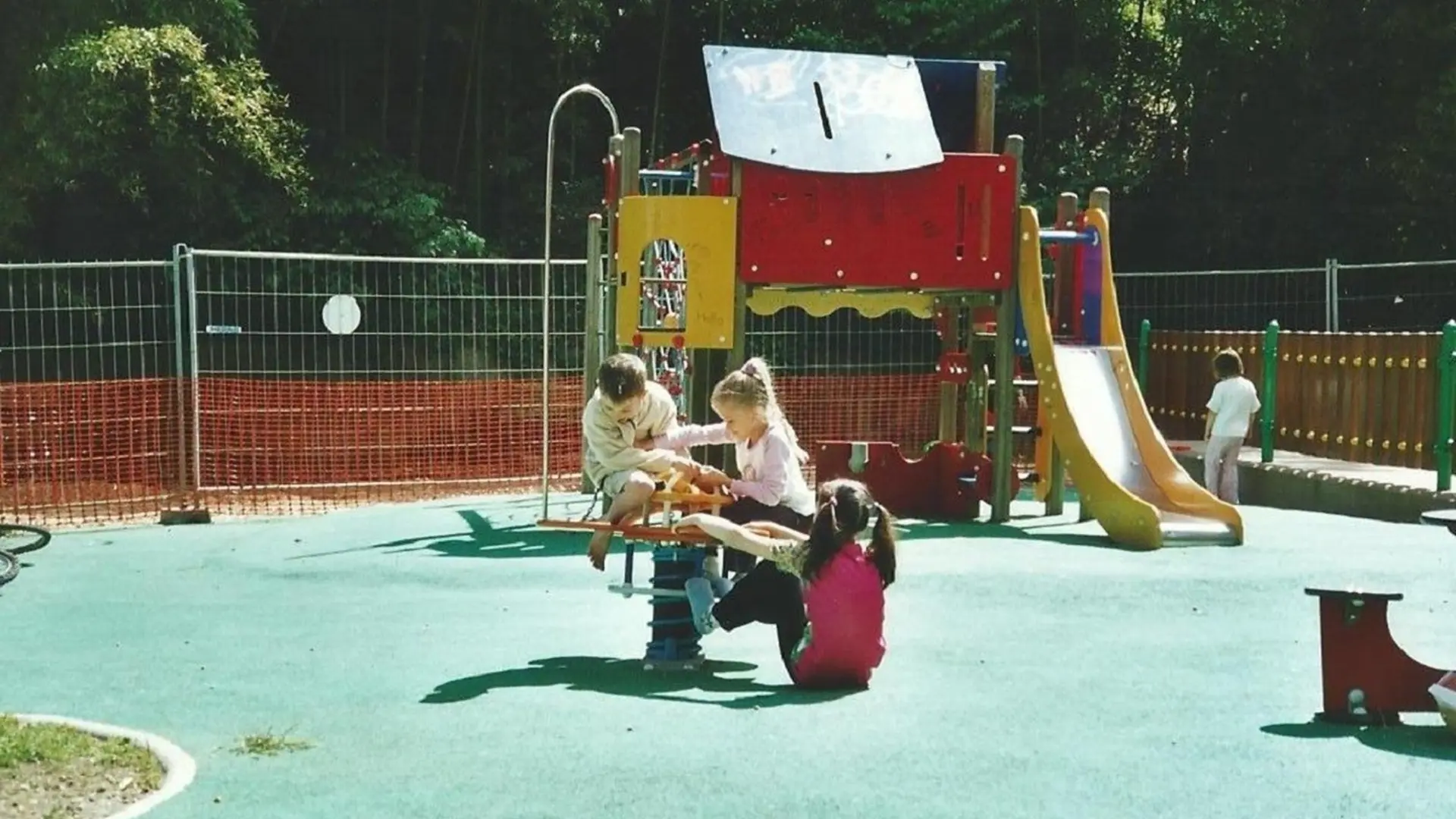 Structures sur aire de jeux sécurisées