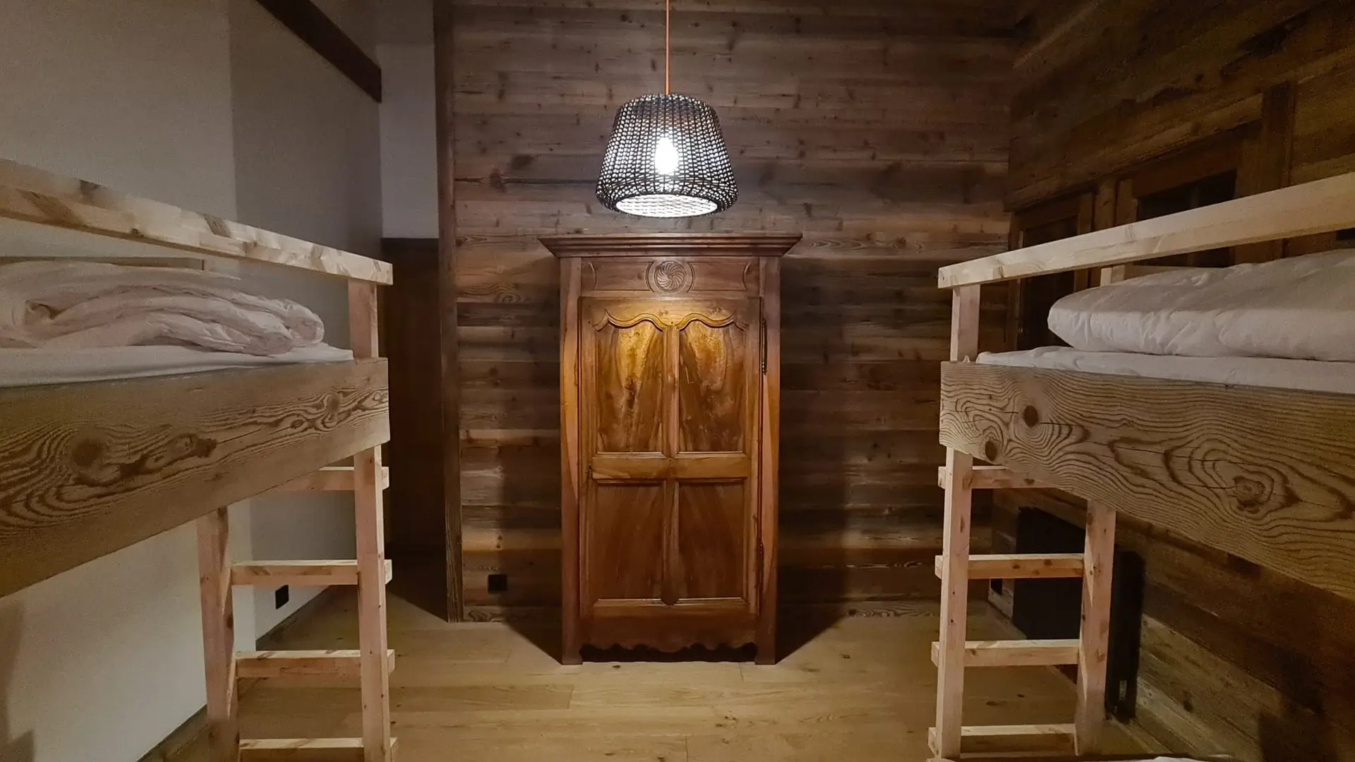 La chambre dortoir avec 4 lits individuels (2ème palier)