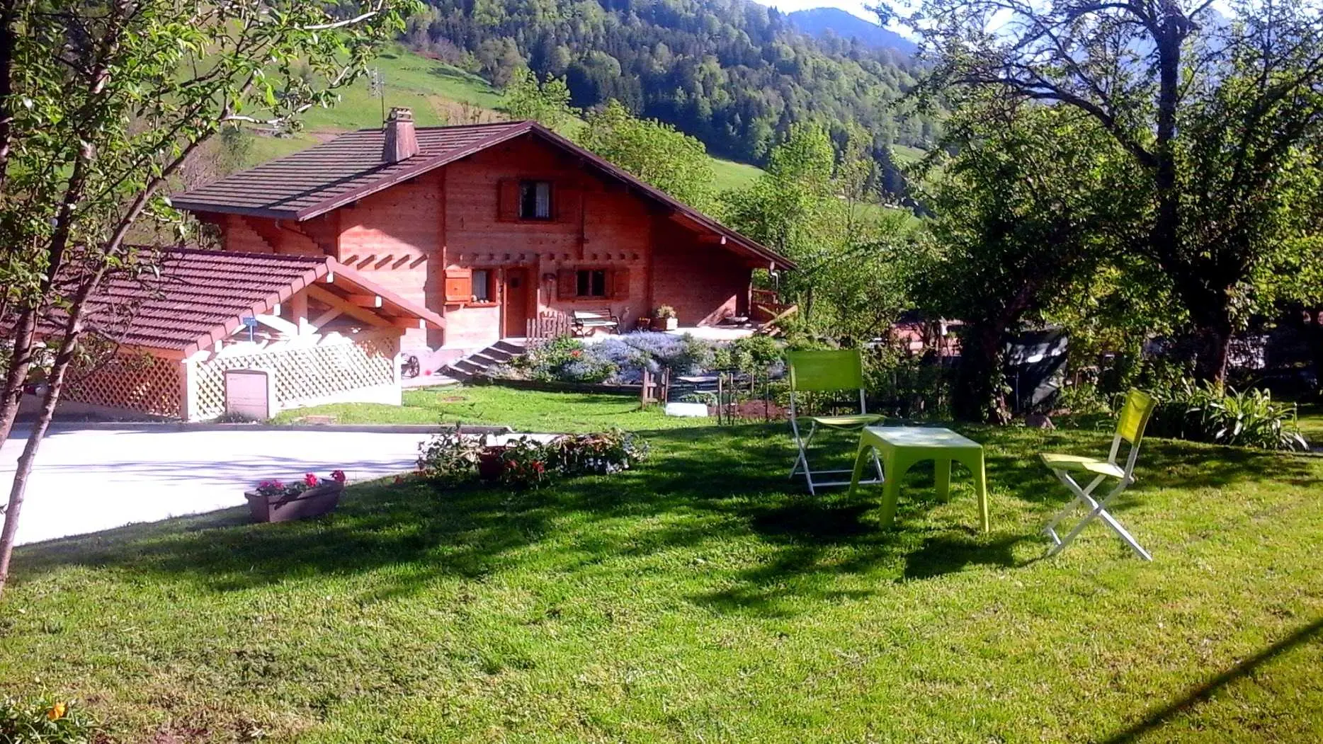 Le jardin au bas du chalet et vis à vis chalet voisin