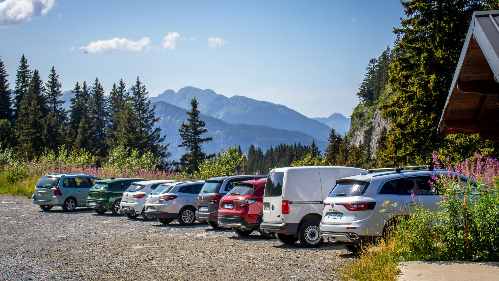 Vue de sur l'entrée du parking de Vernant