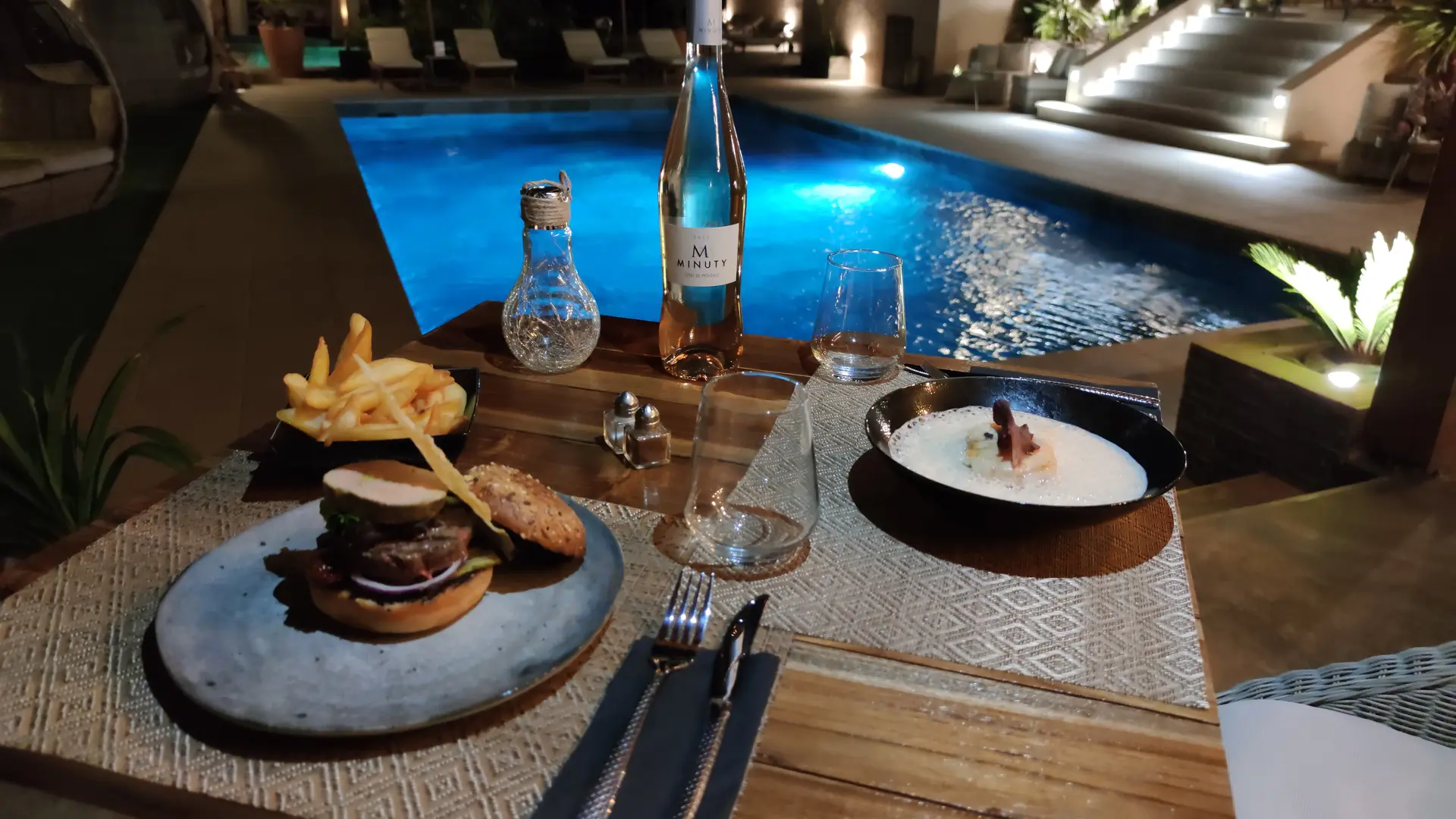 Burger terrasse piscine La Villa