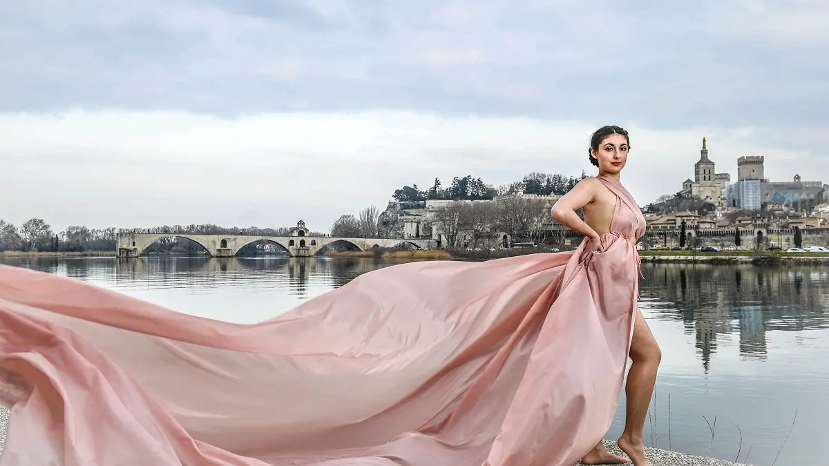 Robe rose et Pont d'Avignon