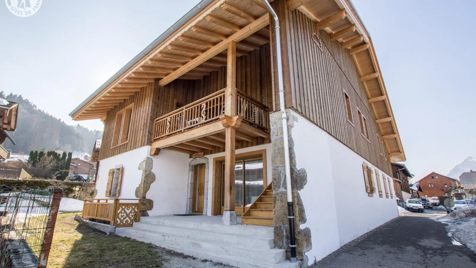 Le gîte est situé à l'étage (terrasse couverte). Accès par escalier extérieur.