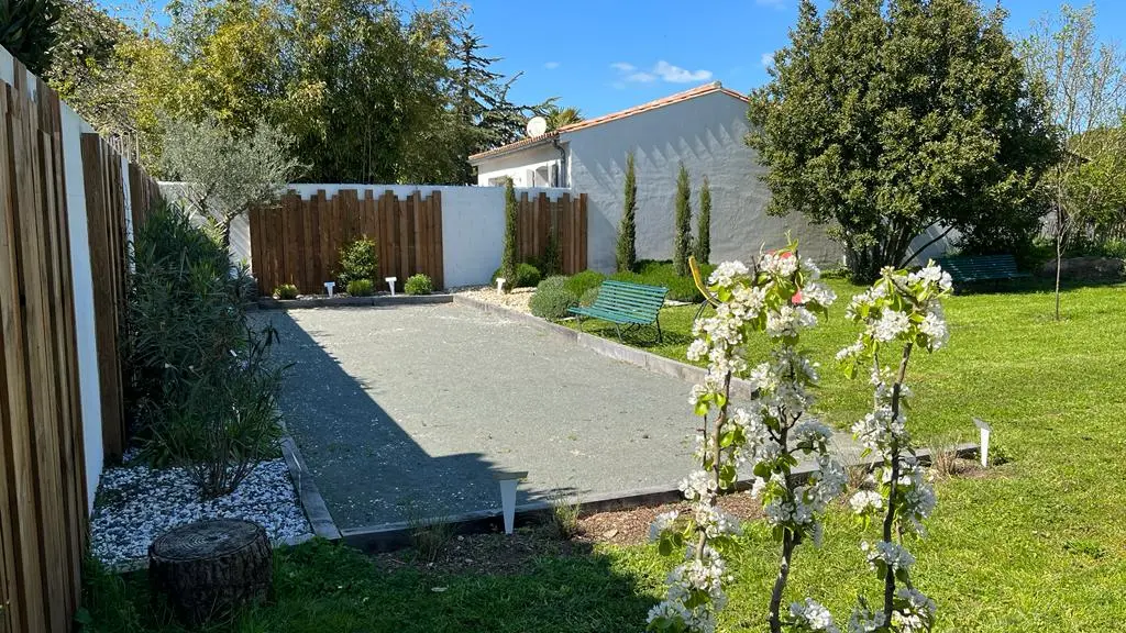 Jardin équipé d'un terrain de pétanque