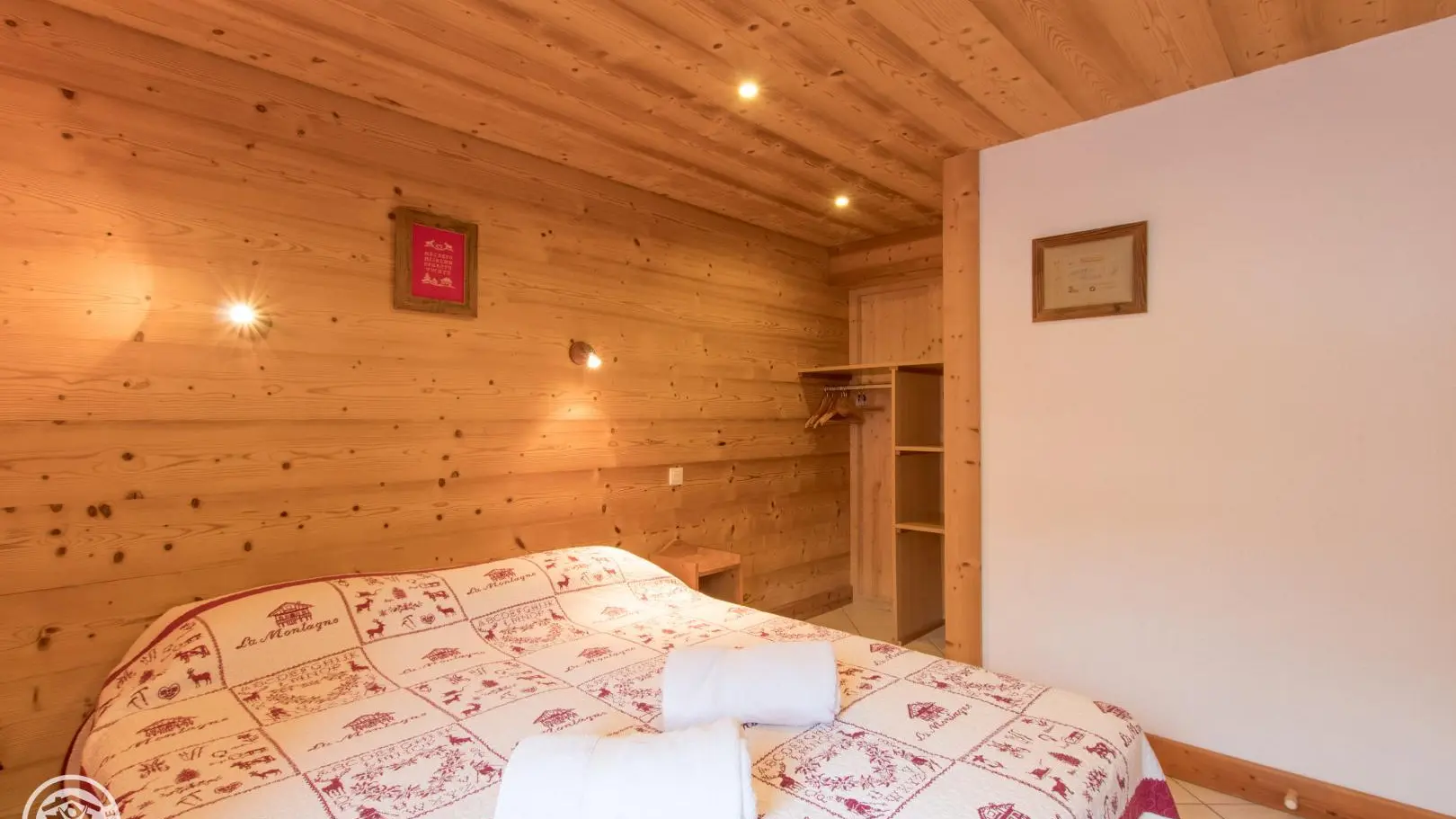 Chambre, avec rangements (penderie + un grand placard)