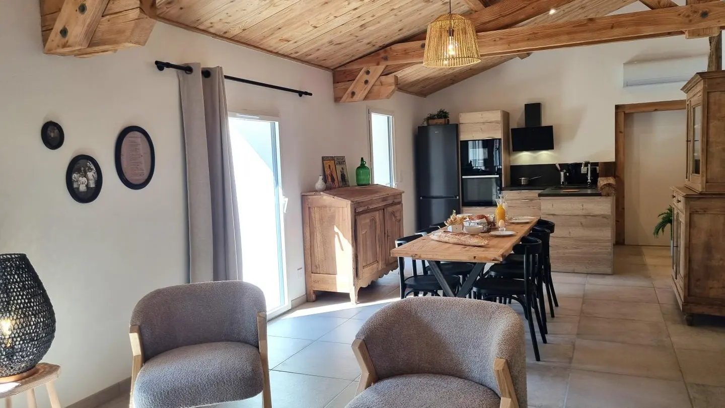 Séjour avec cuisine ouverte sur la salle à manger et le salon.