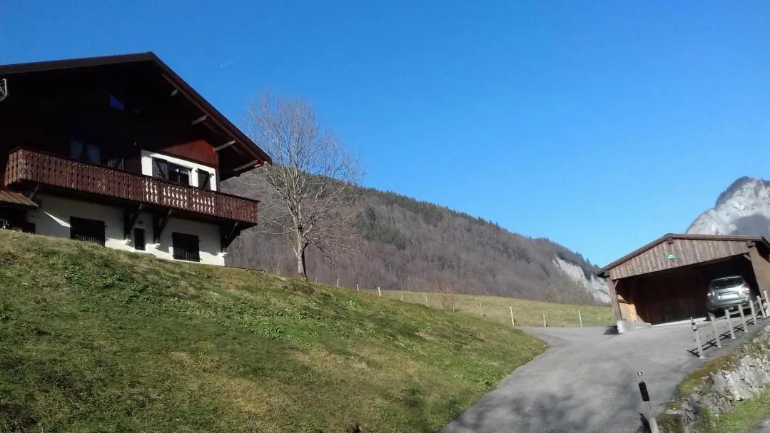 Accès au gîte et abri voiture.