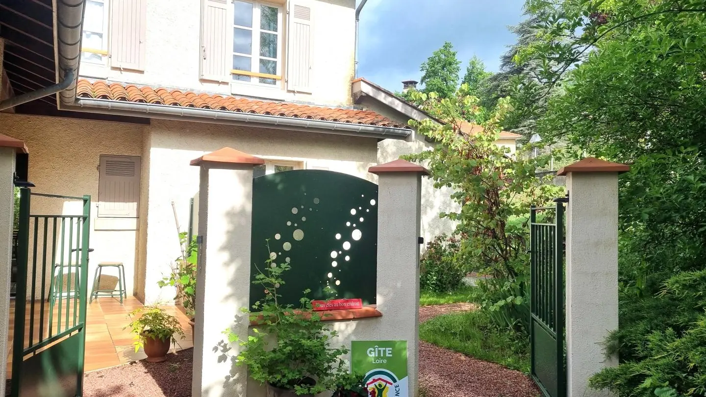 Entrée des deux gîtes (à droite La Petite Bulle / à gauche La Bulle).