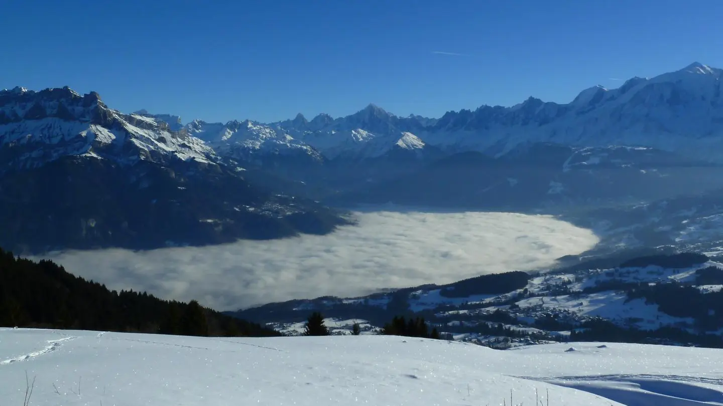 Des Aiguilles de Warens à la Chaîne du Mont Blanc. Au fond une belle mer.... vue depuis les hauteurs de Cordon