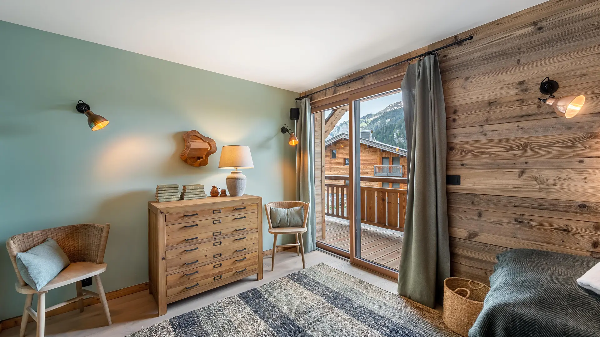 Mobilier et décoration moderne, baie virtrée donnant accès au balcon