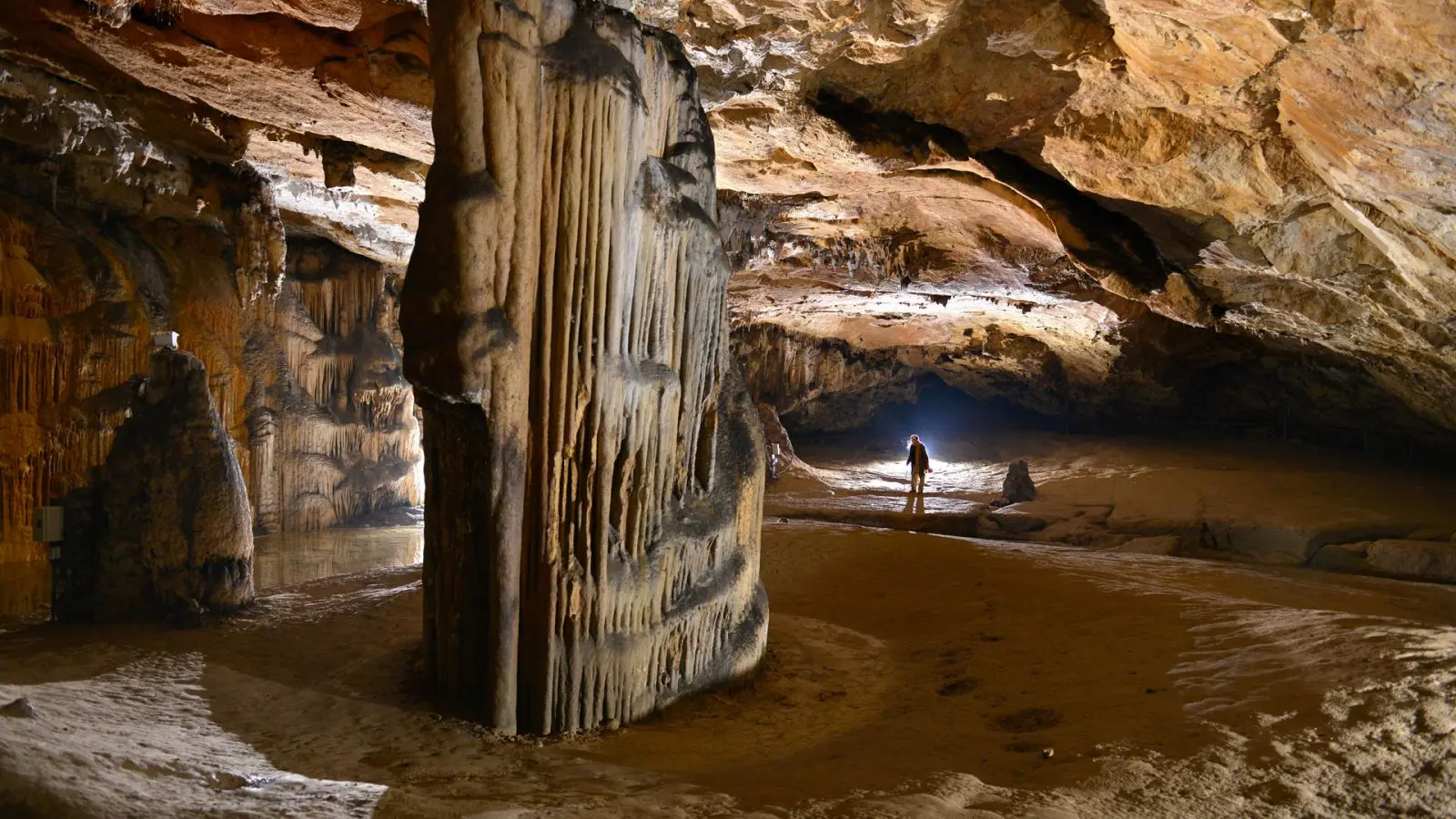 Découvrez la grotte et ses concrétions géantes !