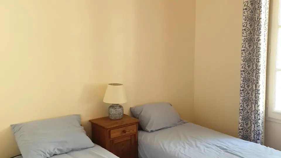 Zimmer mit 2 Einzelbetten, die zusammengestellt werden können