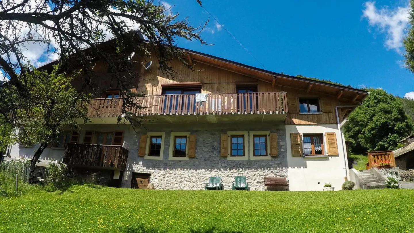 Gîte vu d'en bas. L'appartement à louer se trouve au rez de chaussée.