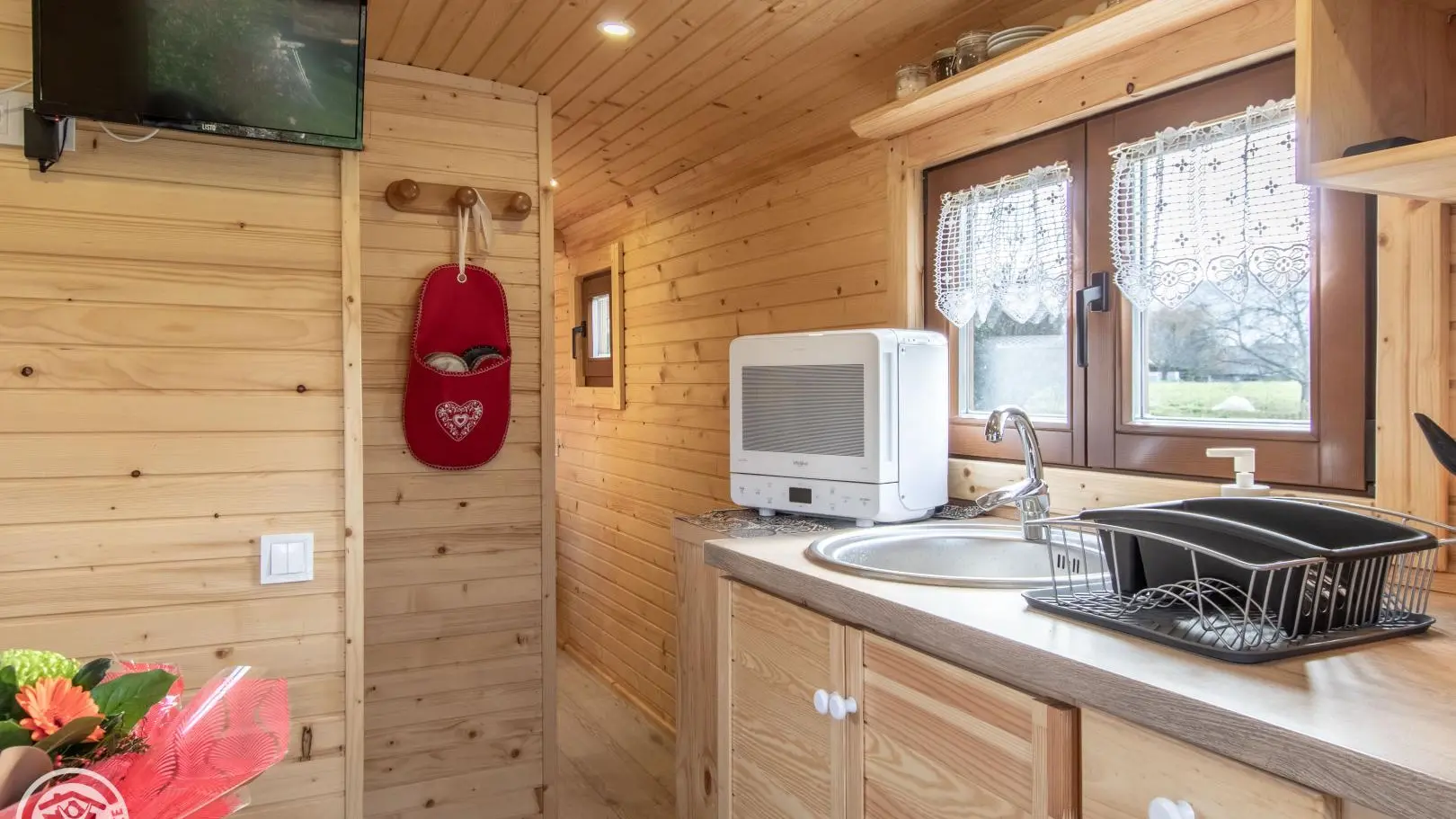 Cuisine et accès chambre et salles d'eau