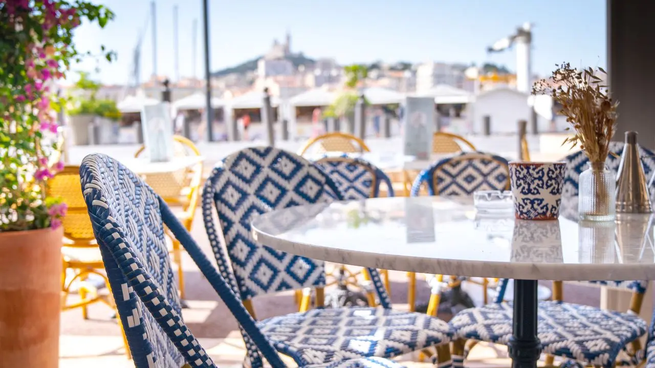 chaises et table en terrasse