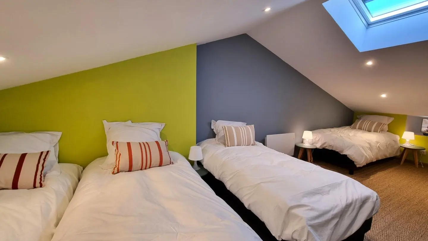 Chambre 5 dortoir : quatre lits 90x200 + lit d'appoint à la demande.