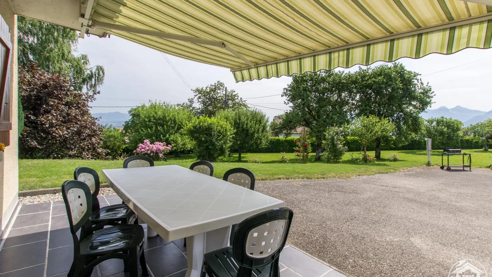 Terrasse avec vue sur la cour, le verger et les montagnes
