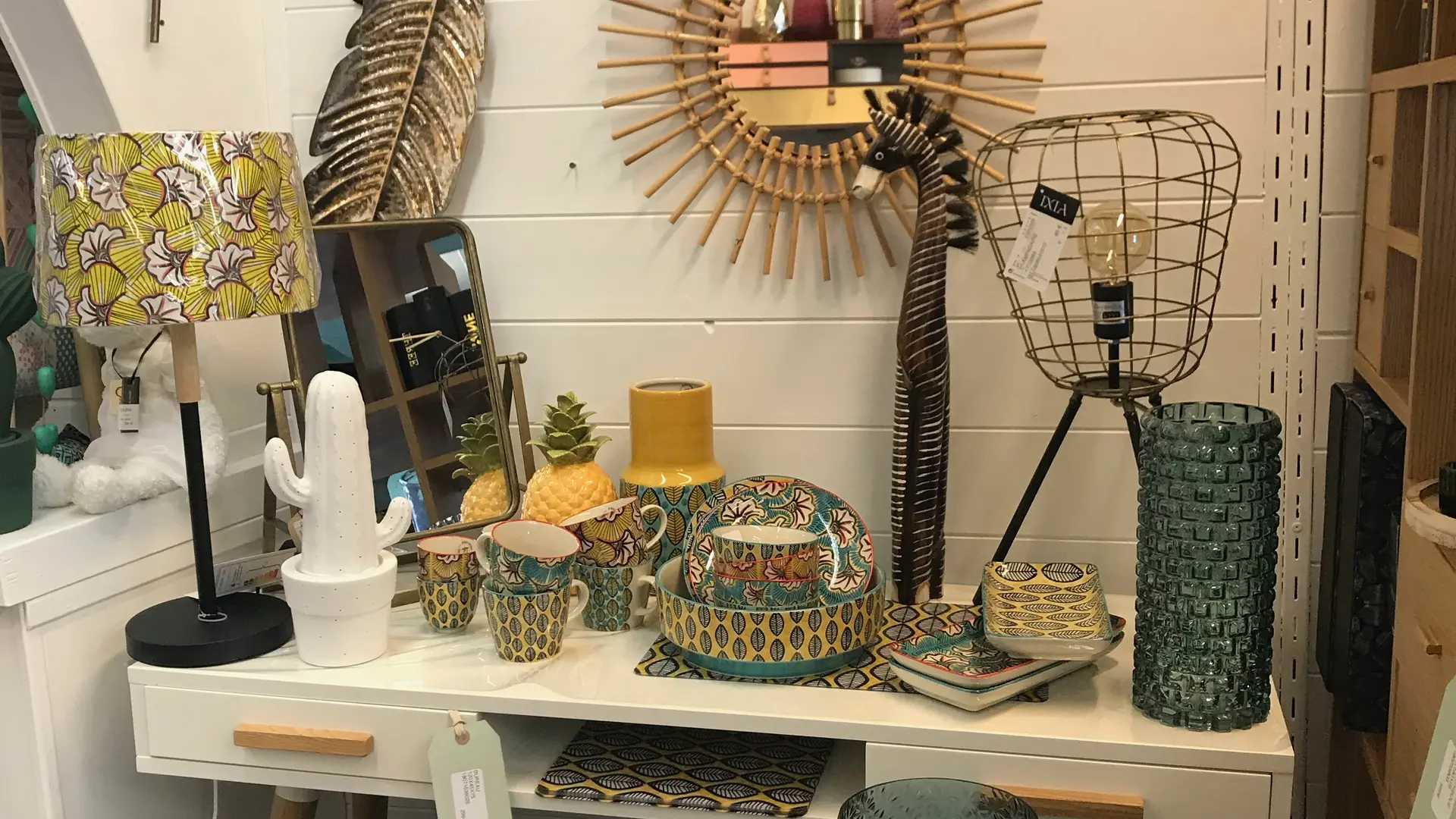 Miroirs, vases et luminaires