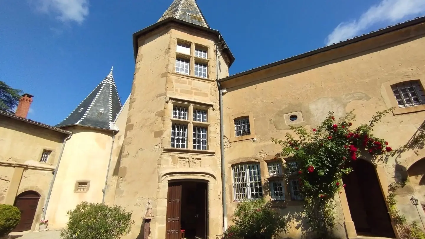 Entrée indépendante du gîte au niveau de la tour