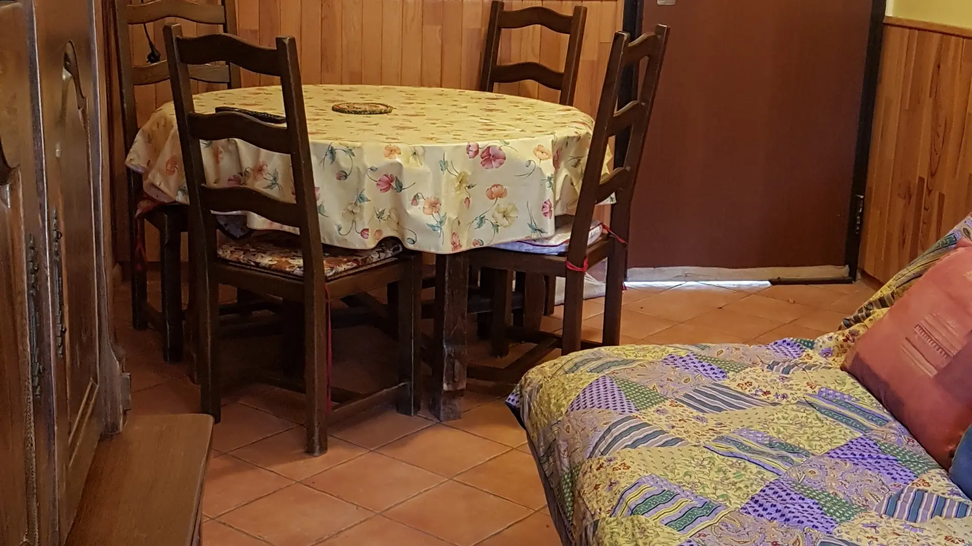 SALLE A MANGER PAR L'ENTRÉE