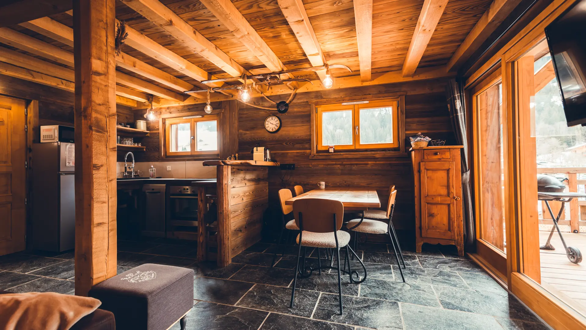 Cuisine et espace salle  à manger, porte fenêtre donnant accès à la terrasse
