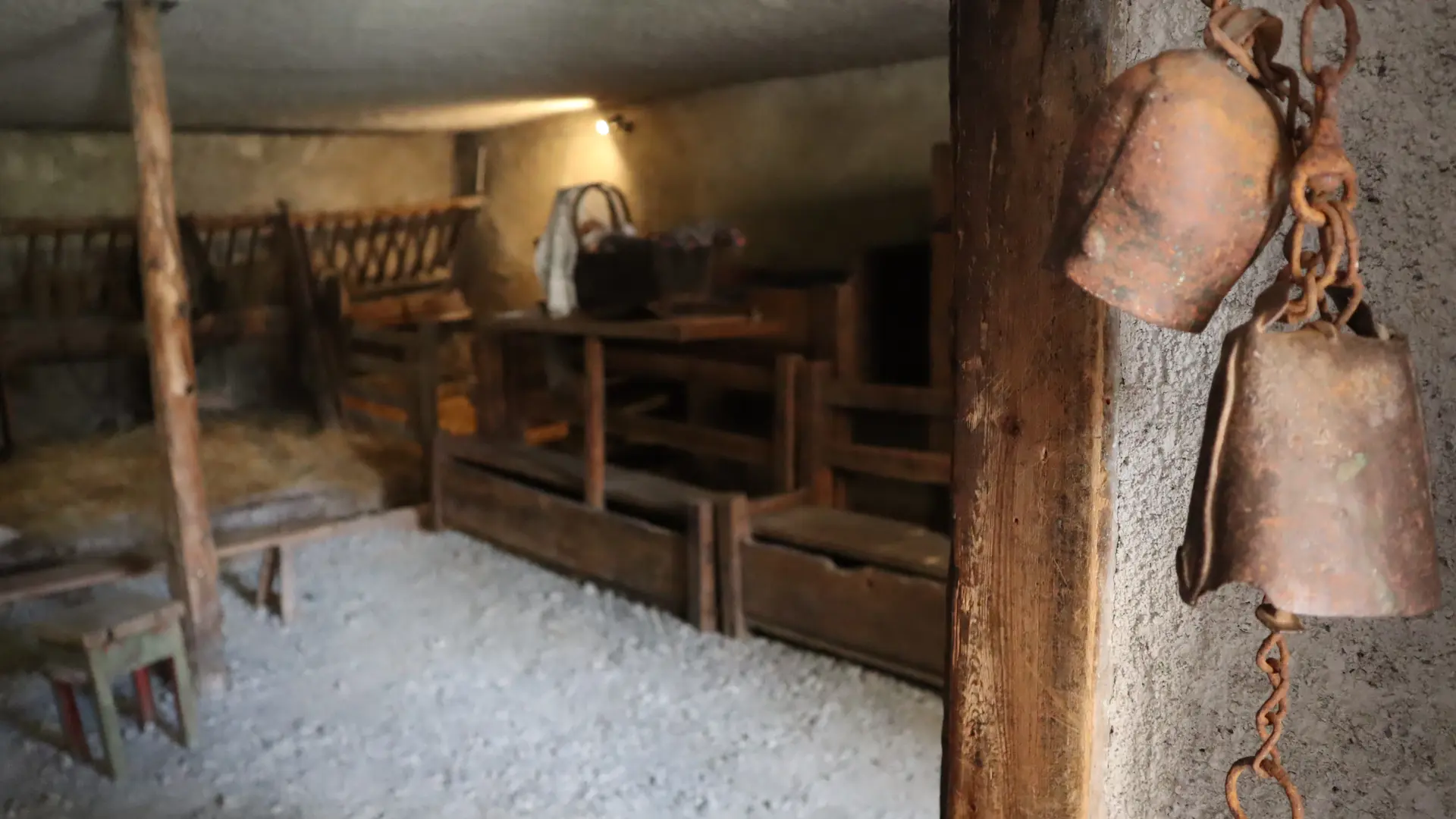 La pièce principale de la maison Faure Vincent Dubois regroupe l'écurie et le lieu de vie de l'époque