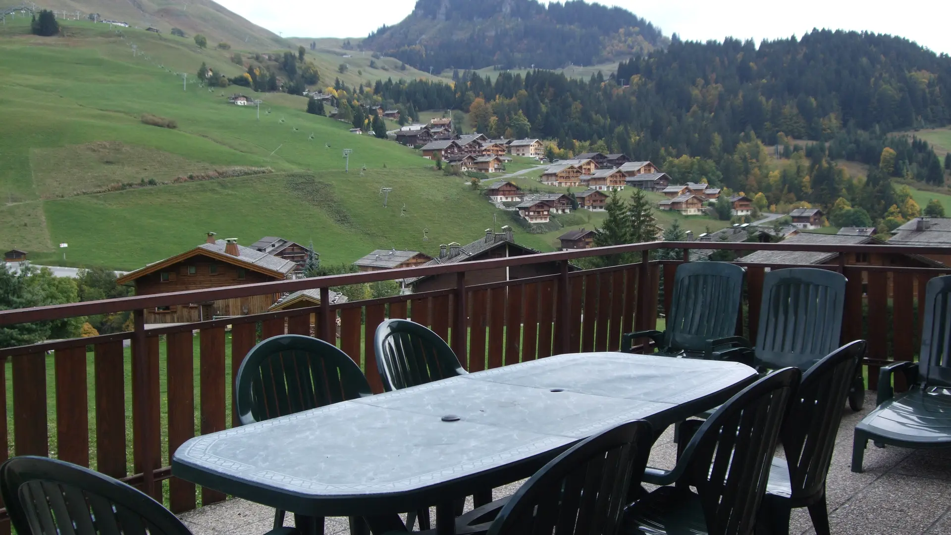 Terrasse avec salon de jardin/Patio with garden furniture-Fontaine-Le Grand-Bornand