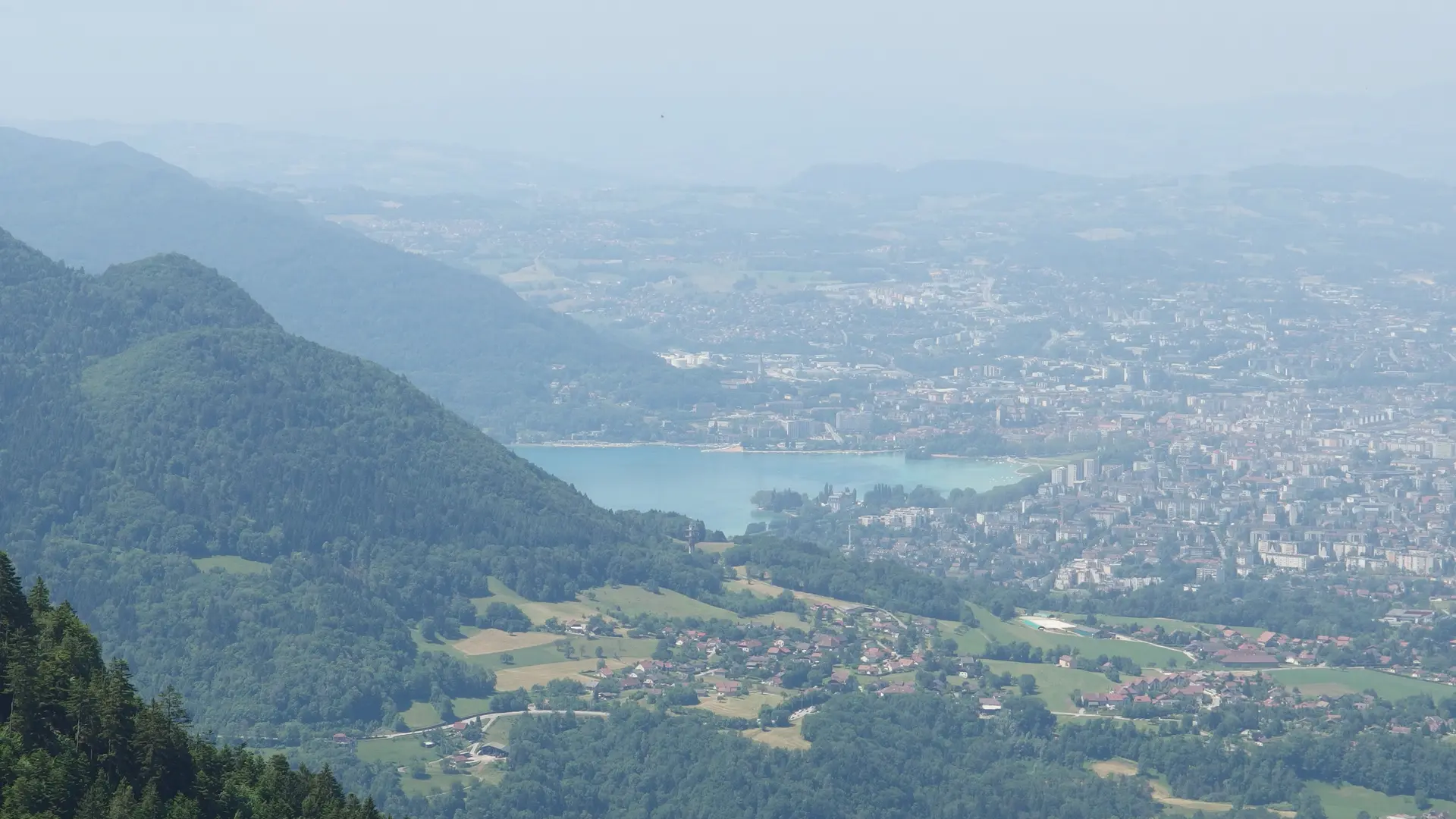 Vue sur Annecy depuis Chalet Chappuis - Photo sous licence Creative Commons https://creativecommons.org/licenses/by/2.0/