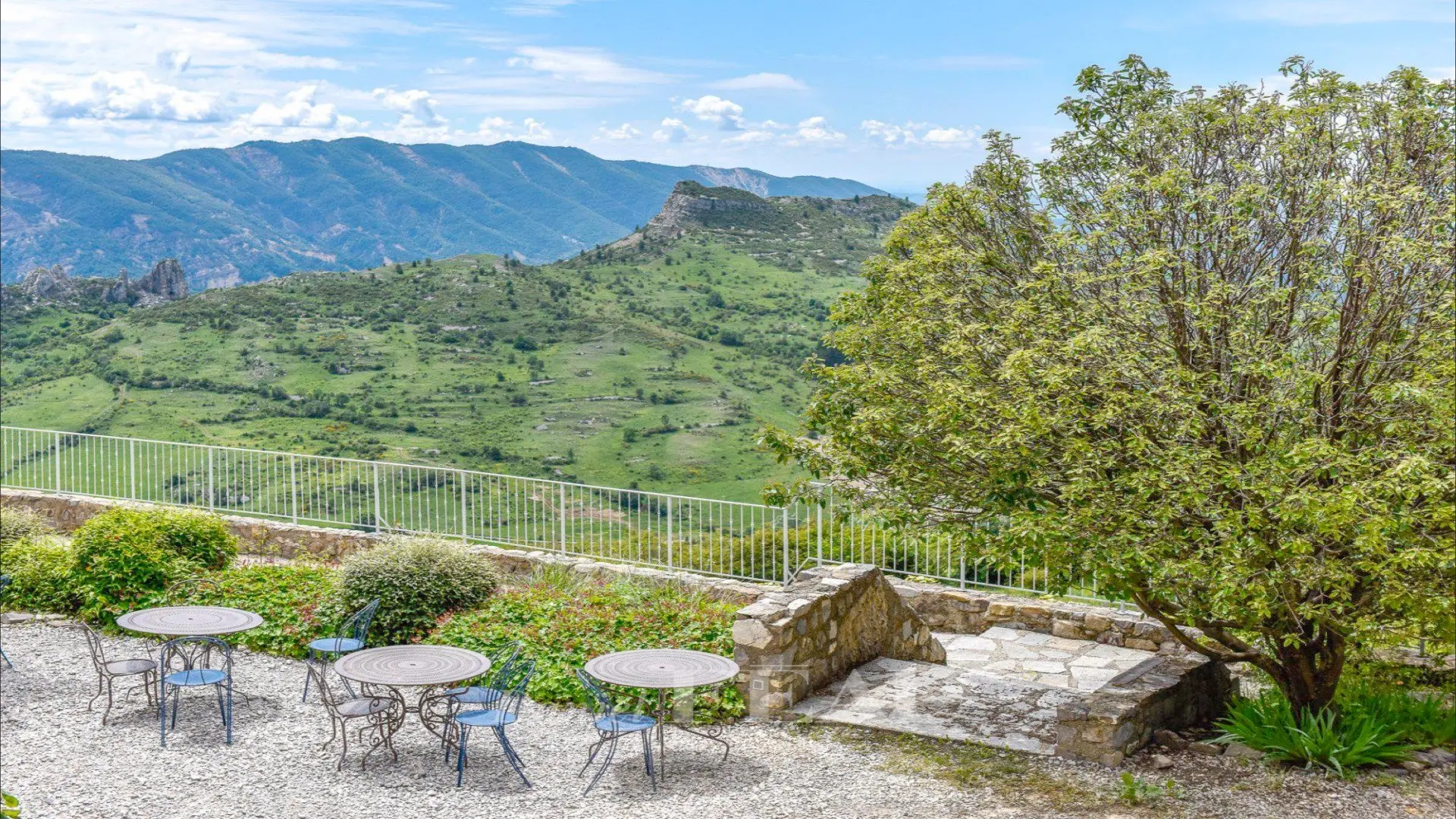 Coin salons de jardin avec vue sur la vallée