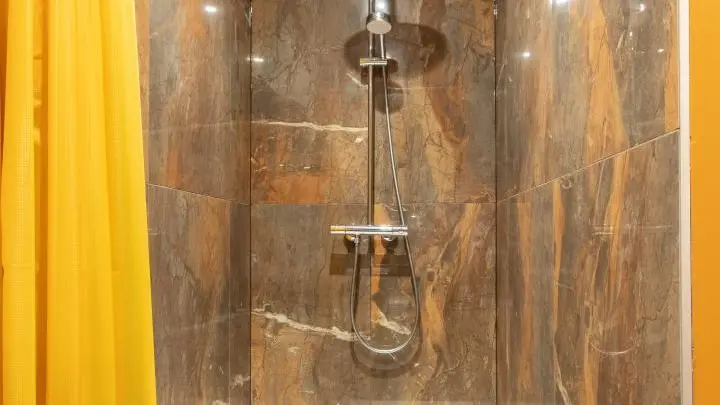 Chambre 1 et salle d'eau privative