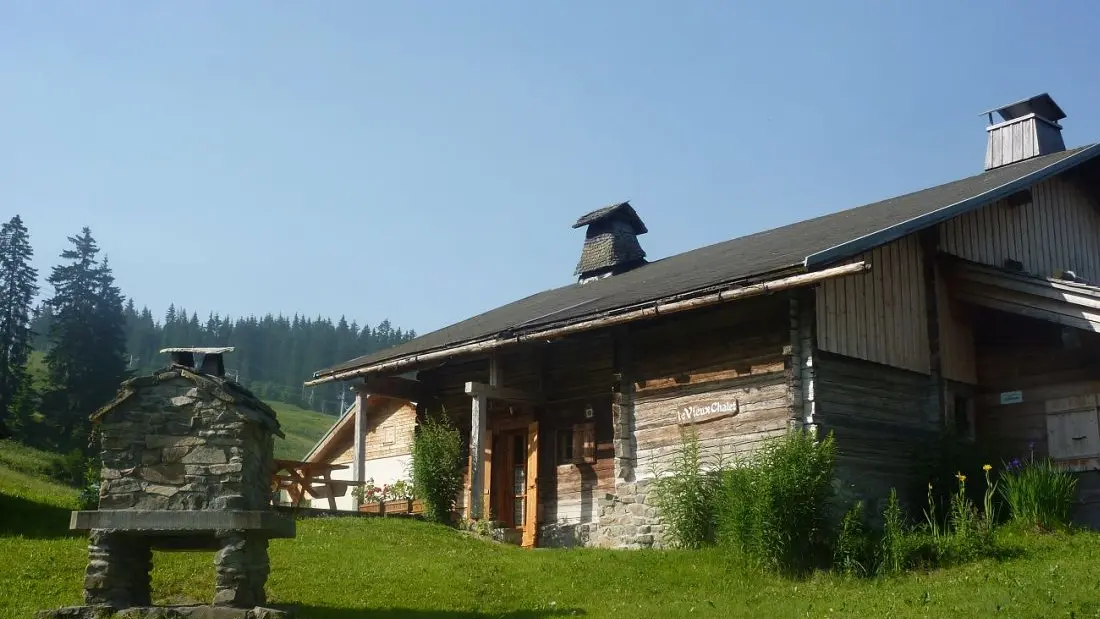Le Vieux chalet en été au coeur des alpages