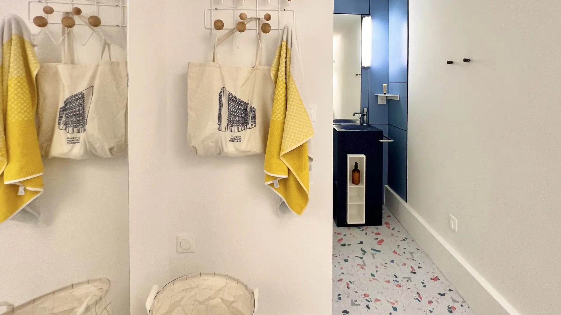 Salle de bains avec 1 grande douche