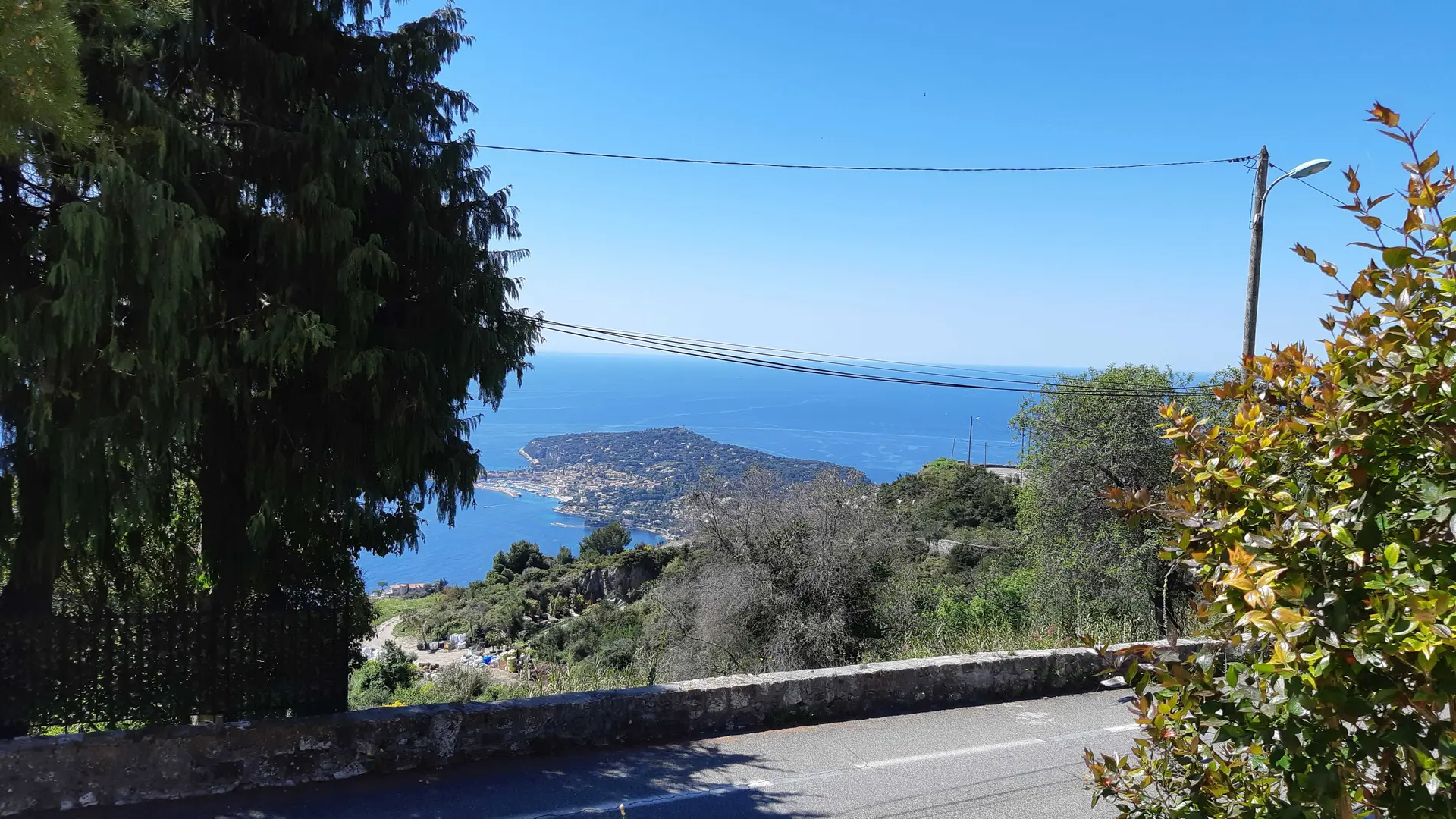 Garrigue-Vue depuis le gîte-Eze-Gîtes de France des Alpes-Maritimes