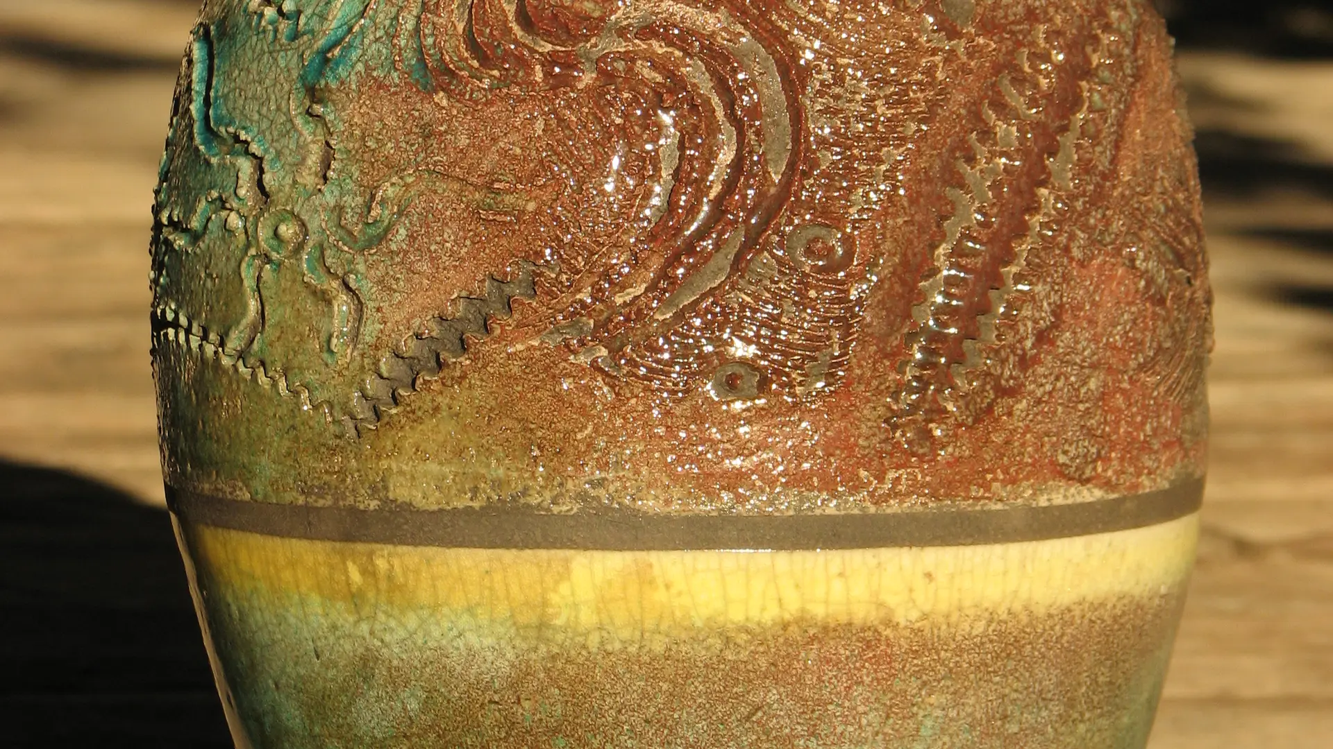 Vase sgraffité bleu soutenu de jaune avec une variation de couleur par effet de flamme vers le prune h~30cm