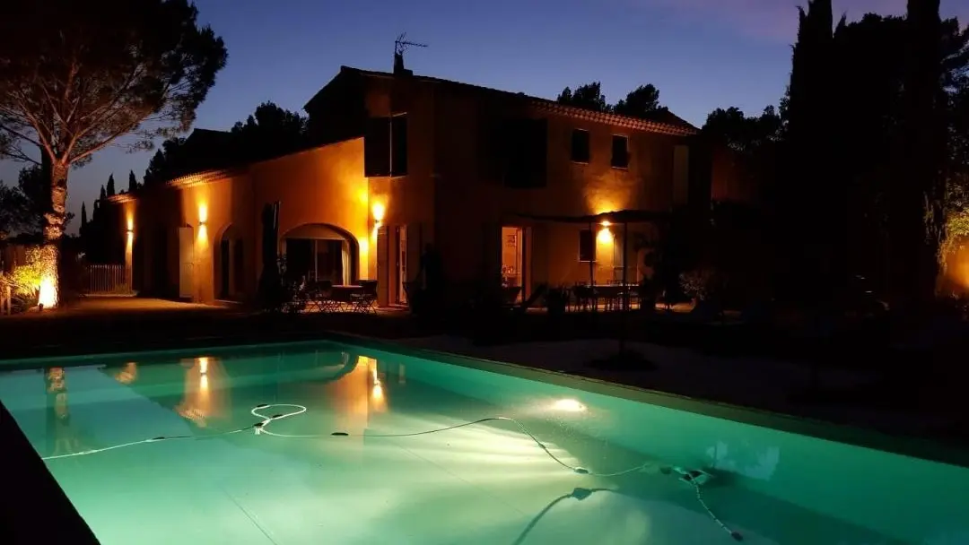 LA VILLA coté piscine de nuit