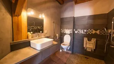 salle de bain adaptée aux personnes à mobiité réduite