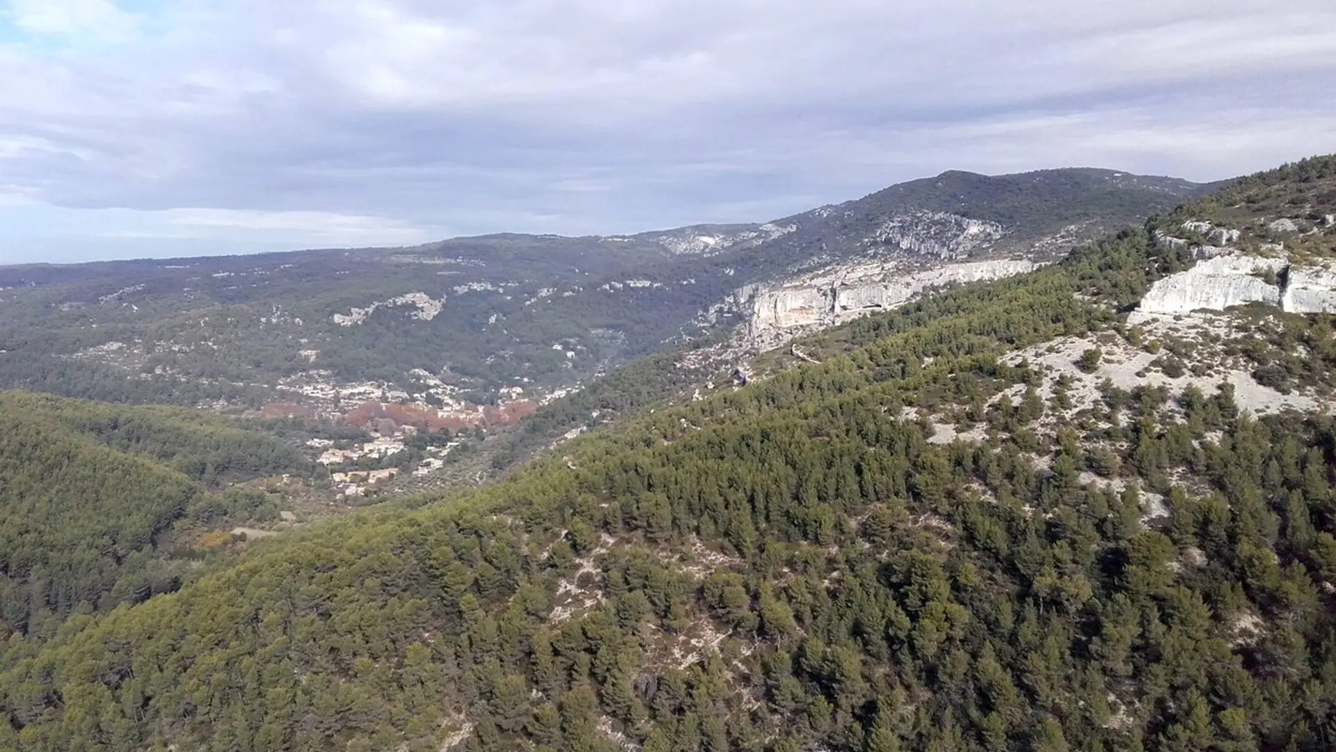 Vue sur Fontaine-de-Vaucluse