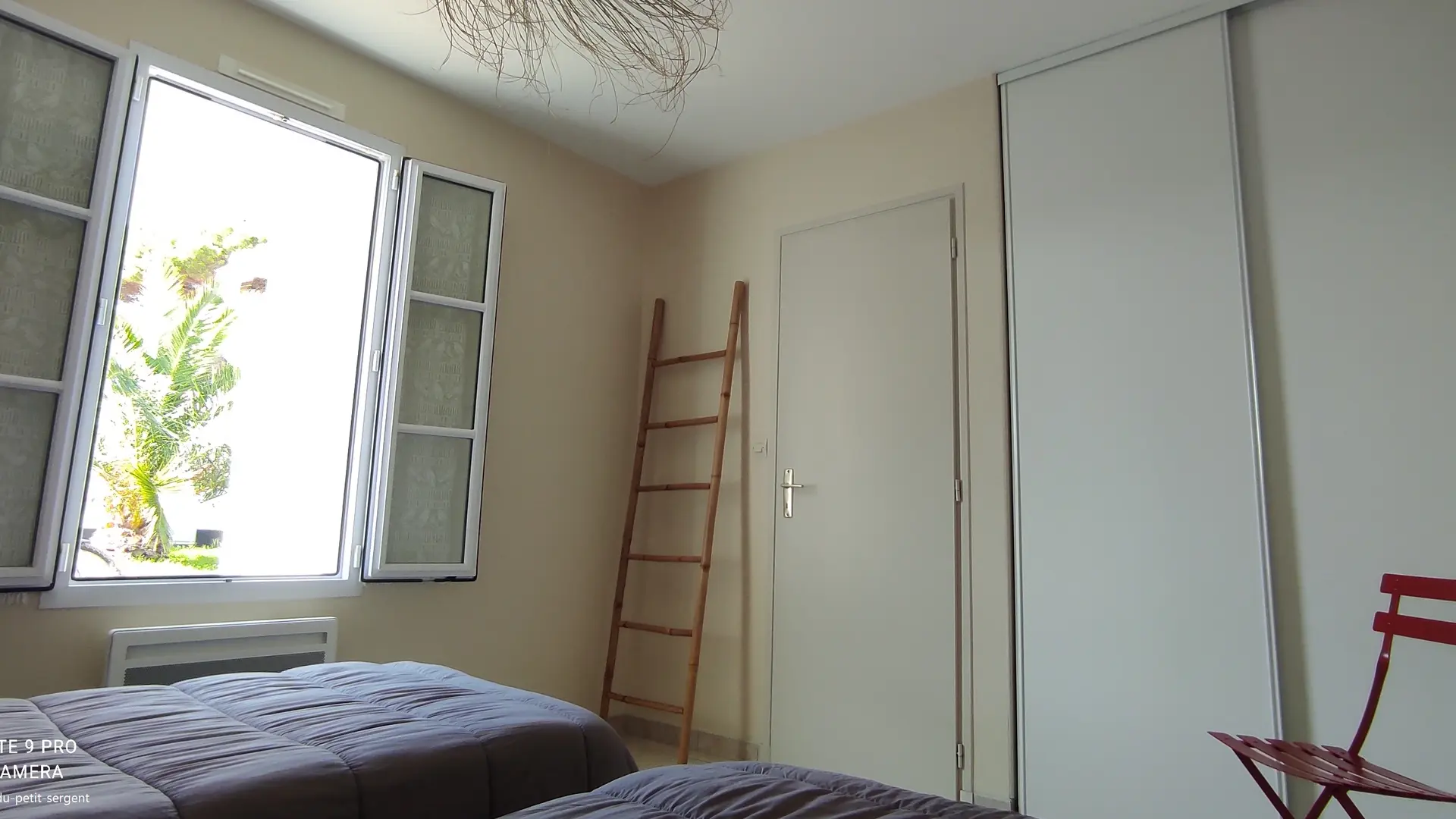 2. Schlafzimmer mit großem Kleiderschrank