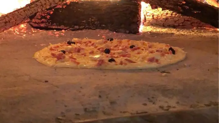 Pizza au feu de bois