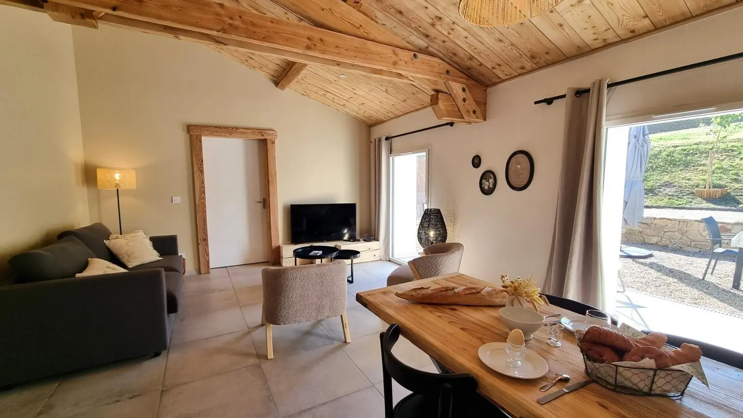 Séjour avec cuisine ouverte sur la salle à manger et le salon.