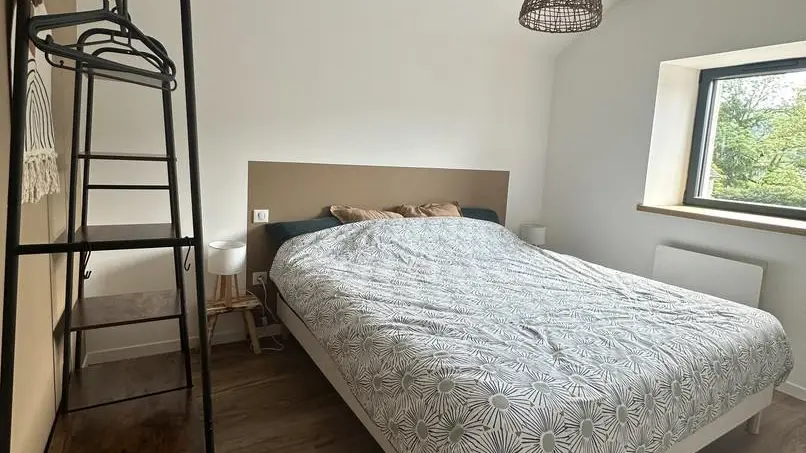 Chambre équipée d'un lit double en 180*200.