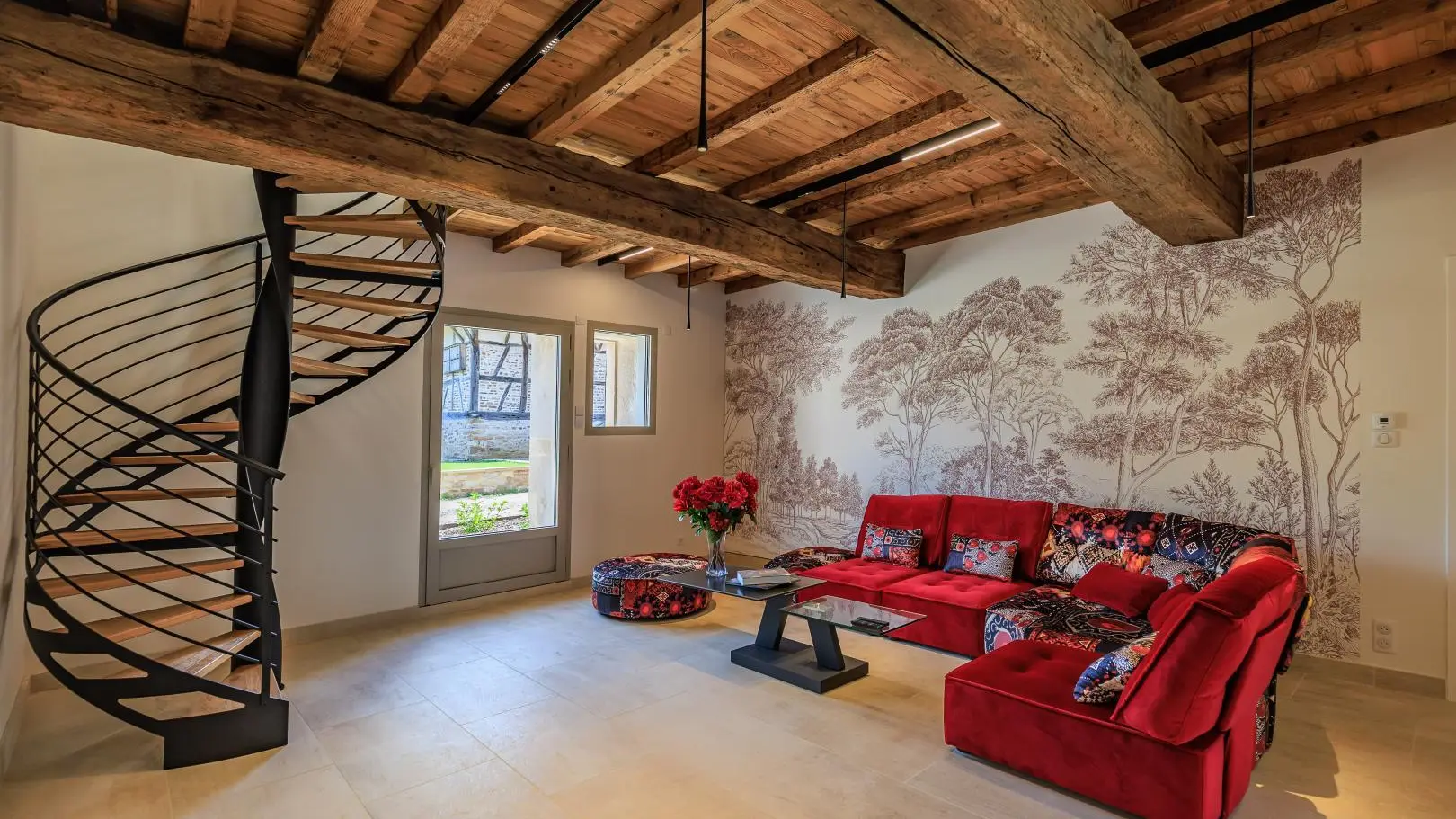 le salon et son escalier elicoïdal