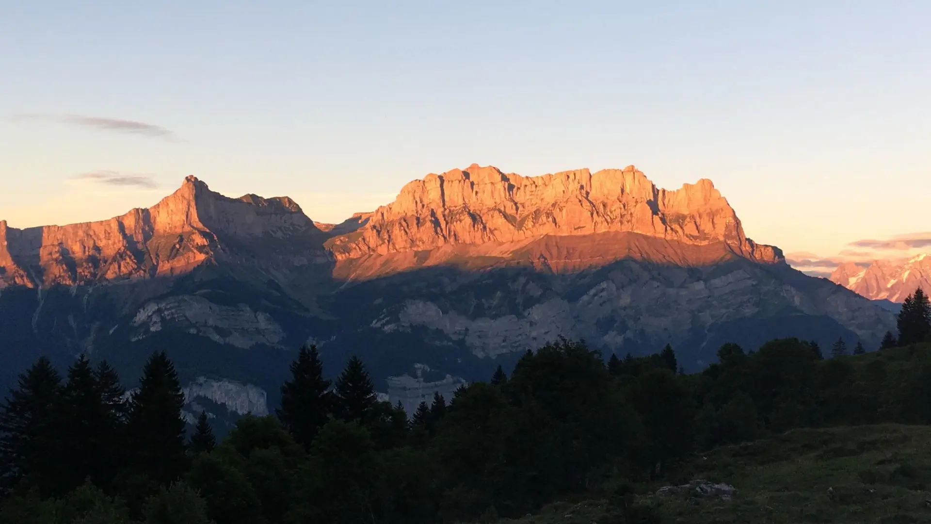 Le coucher de soleil illumine la montagne