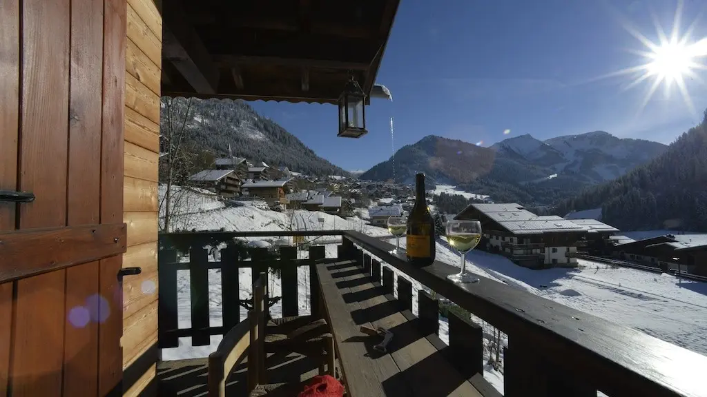 Vue du balcon sur les pistes de ski