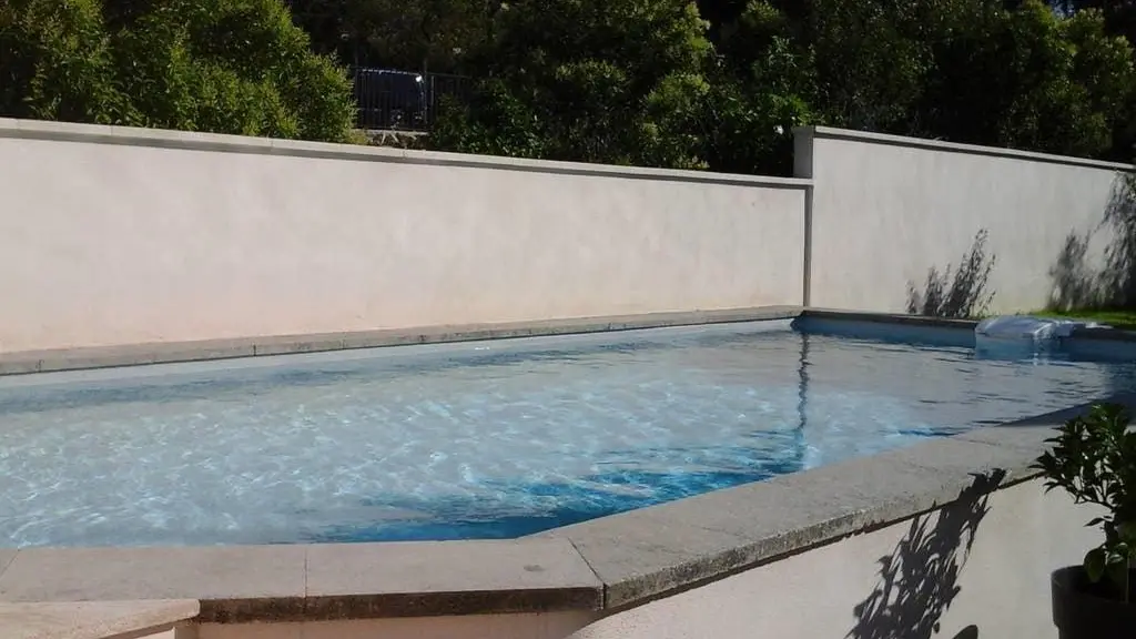 la piscine, à cent mètres, le début de la montagnette