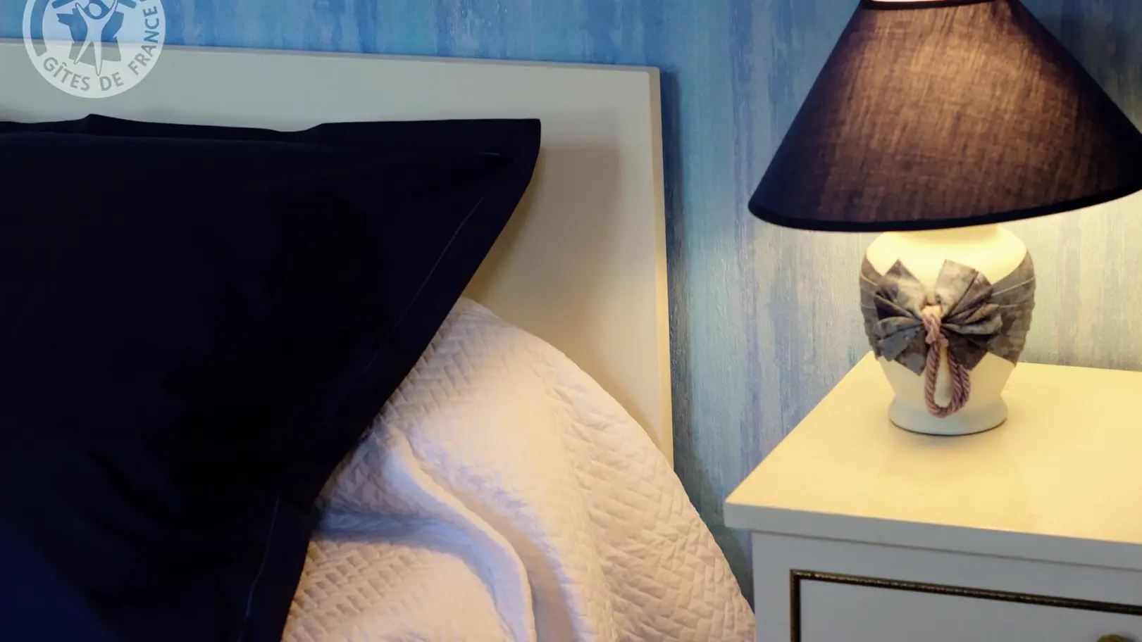 CHAMBRE BLEUE ET BLANC SE BATTE TOUS POUR Y COUCHER