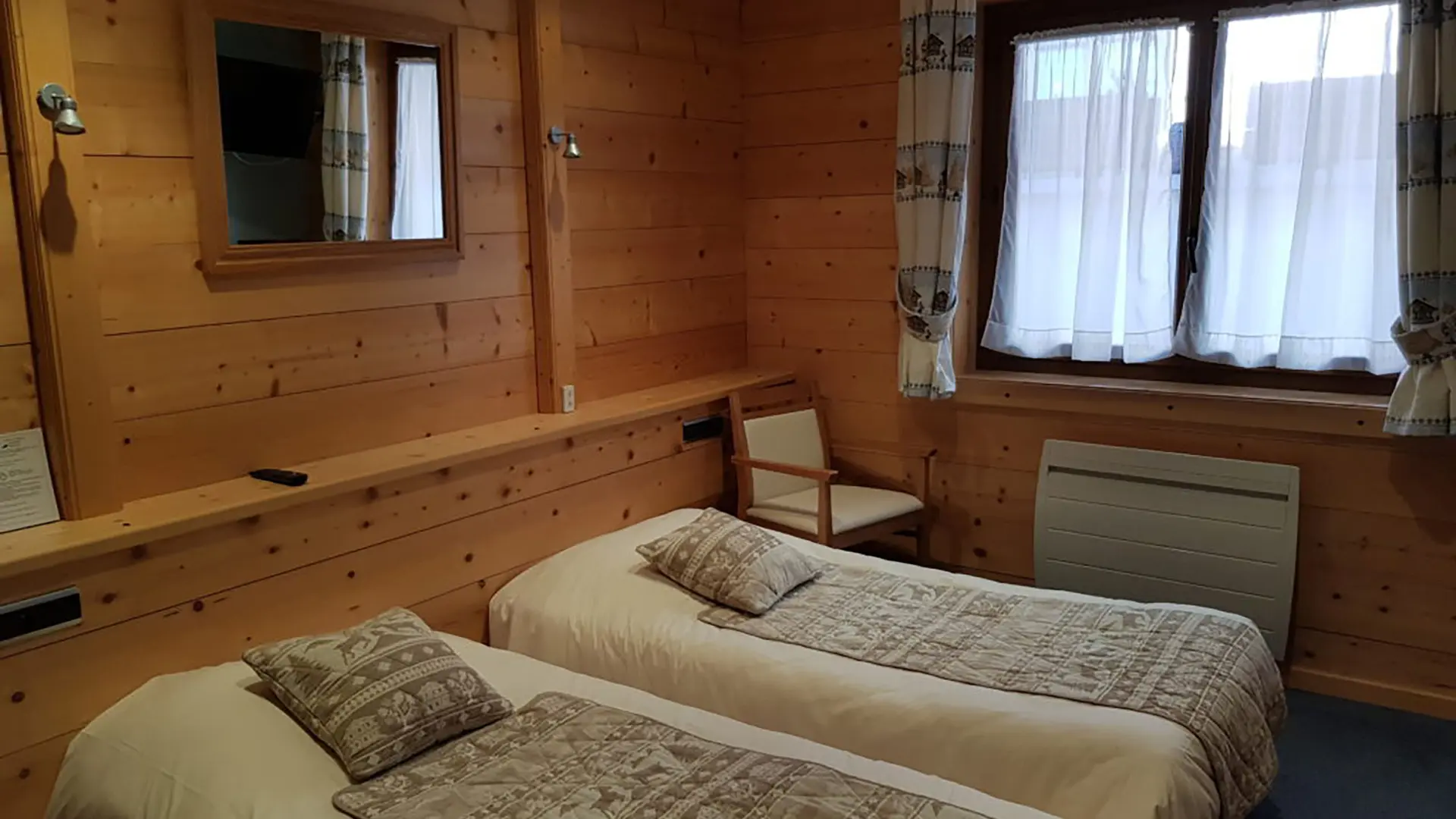 Chambre_twin et sa fenêtre Hôtel Armaillis Châtel