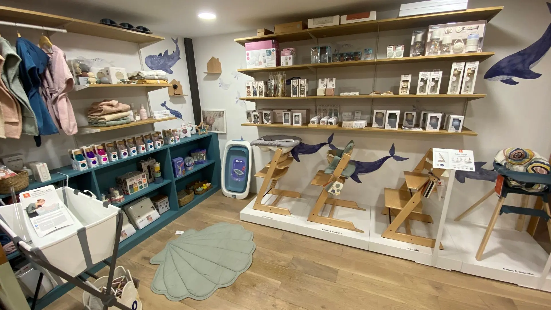 autre vue intérieure du commerce avec des articles